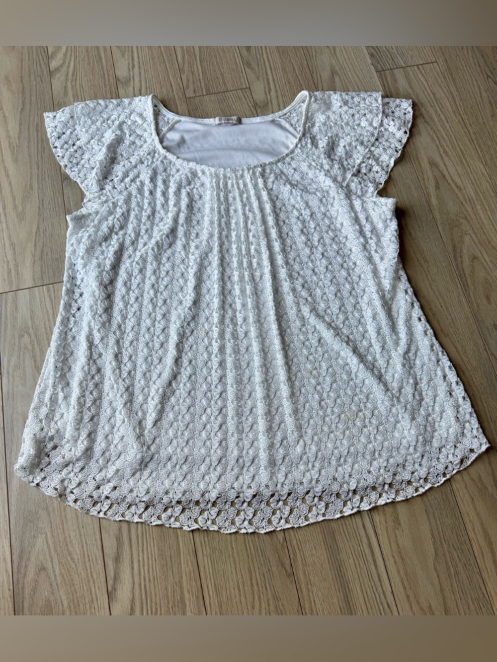 Roz & Ali White Lace Flutter Sleeve Blouse